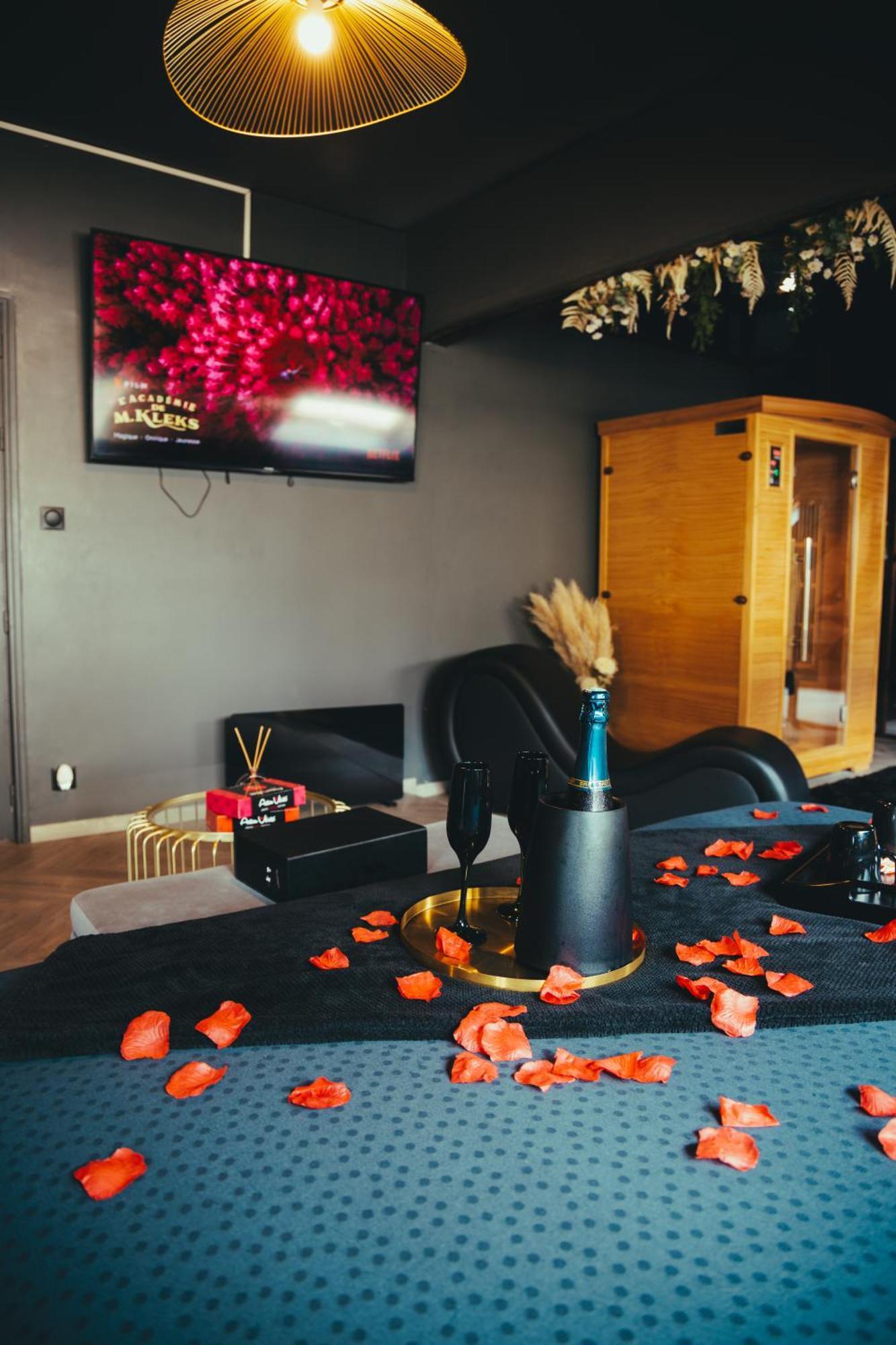 La Marble Room - Suite Balneo & Sauna Angers Dış mekan fotoğraf